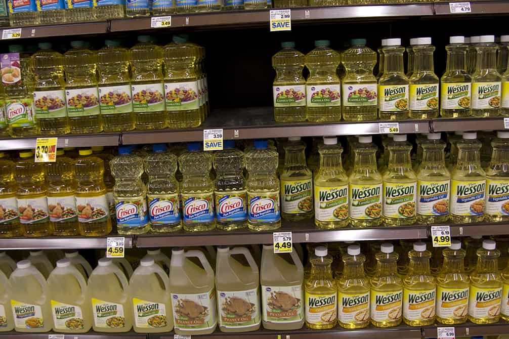 estanteria de supermercado llena de aceites refinados