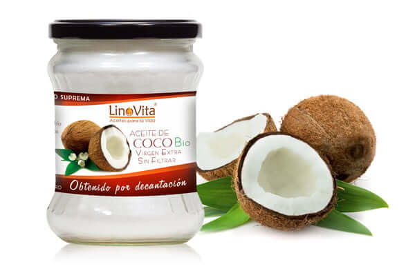 botella de aceite y fruto marron en fondo de cocos nucifera de marca linovita