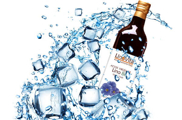 botella de aceite de lino de marca linovita rociada con agua fria y mucho hielo