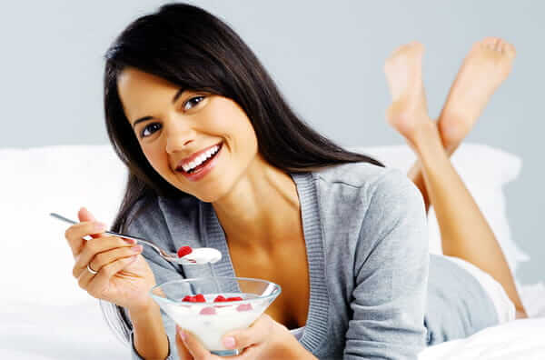 mujer morena comiendo crema budwig rica en omega 3
