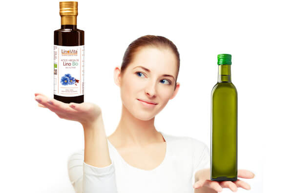 mujer mantiene en una mano botella de lino linaza linovita y en otra botella de marca blanca